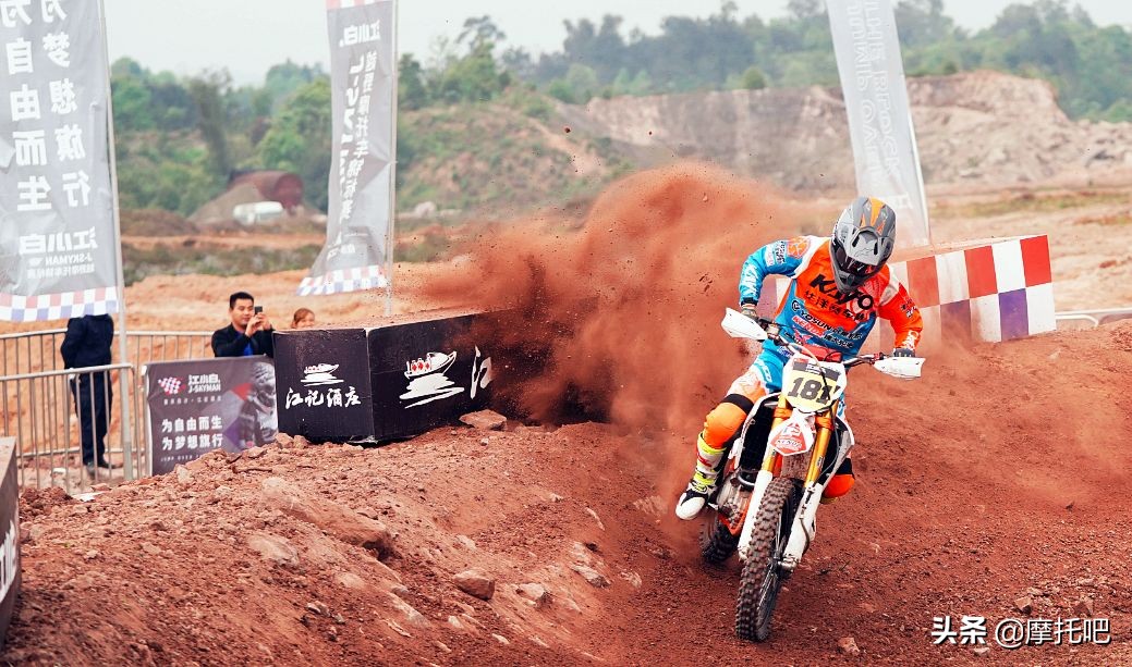 这摩托真好喝。。。不对....这酒真好骑！