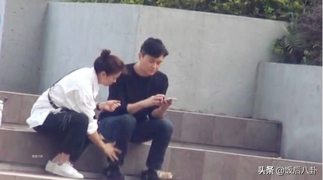 张智霖一家散步,张智霖举家北上