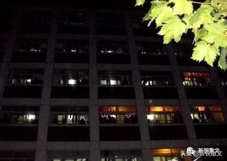 小说：一个年轻男子走进教室，伸出拳头，照着老师脸就是一拳