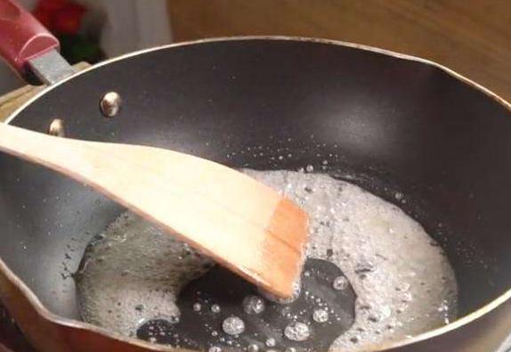 冰糖炒的时间久了会怎么样,冰糖能炒出来焦糖色不