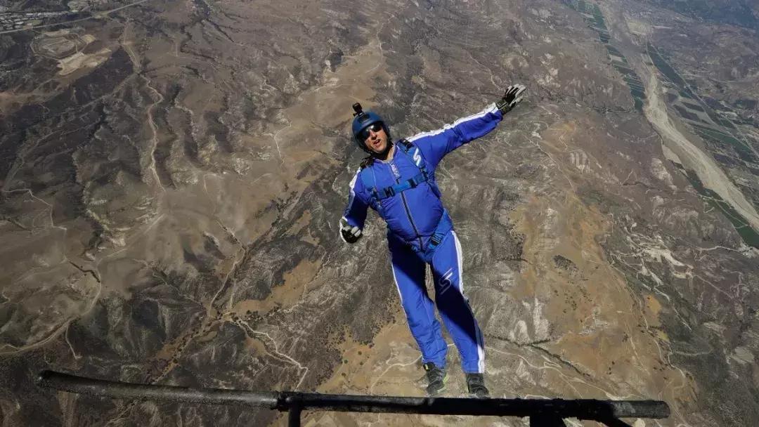 从2.5米高处跳下会怎样,2分钟从8000米高空坠落什么感觉