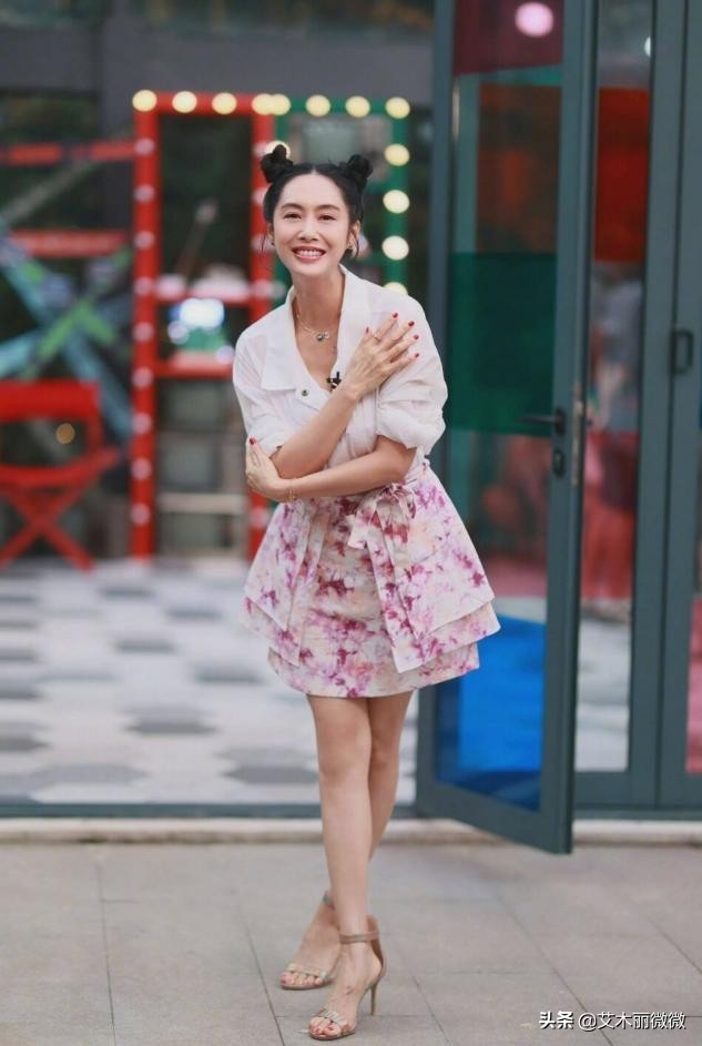 朱茵短发造型御姐范十足,朱茵穿黑色高垫肩流苏裙知性优雅