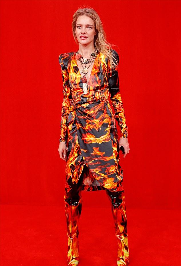 LV太子妃罕见秀性感！蓝色羽毛裙配黑*袜丝**太迷人，哪像生过5个娃