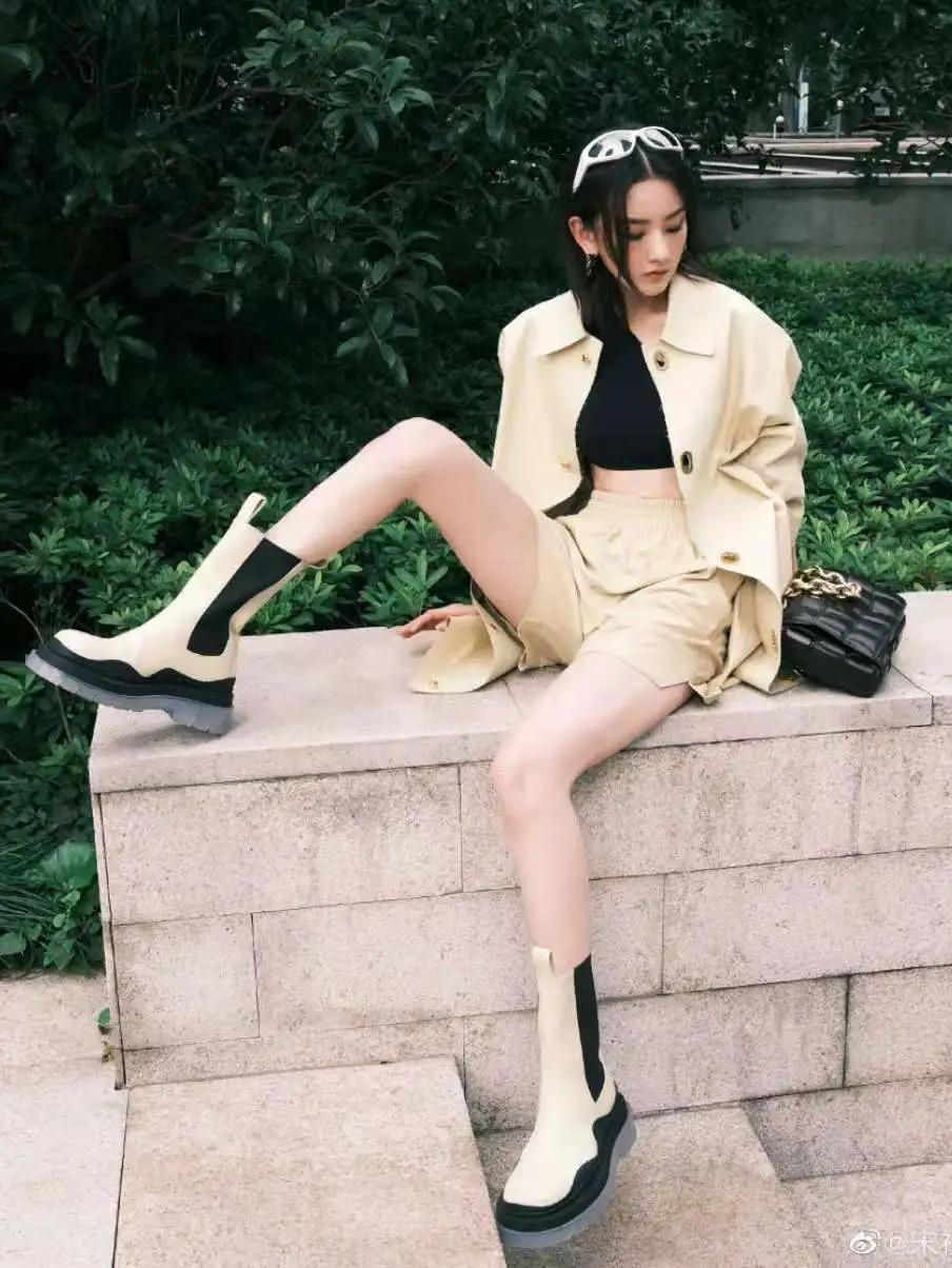 杨幂穿连体短裤时尚大片,杨幂现身粉色风衣配短裤