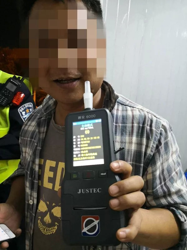 最牛号牌小车一进珠海就被抓！司机当场发朋友圈博点赞…