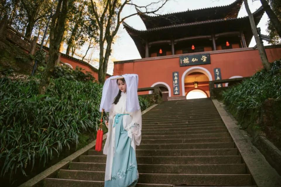 五一山顶云海露营攻略,云海悬崖旅游攻略