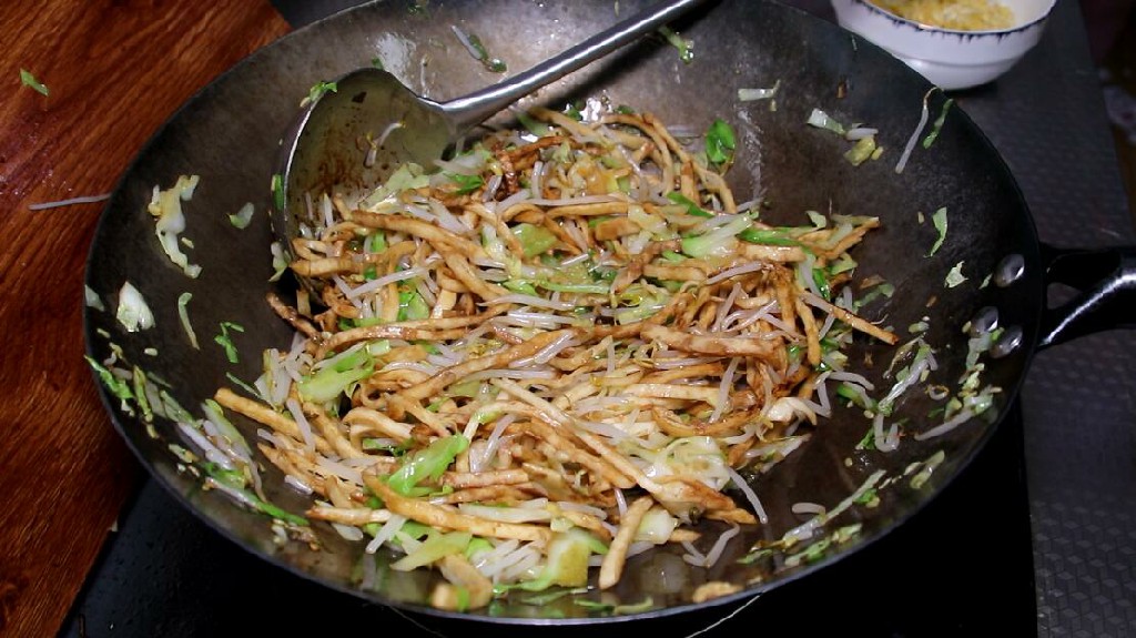 北方人最爱的鸡蛋炒饼,教你北方人爱吃的炒饼丝