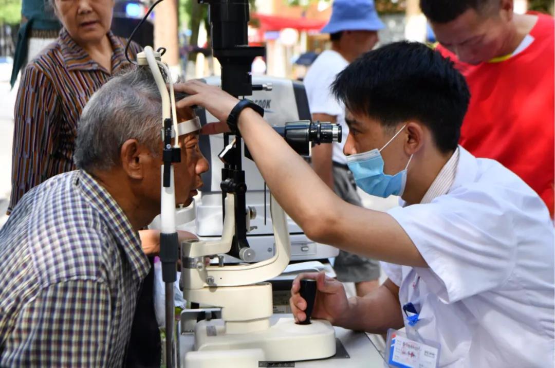 爱眼日关爱青少年公益行动,爱眼日宣传活动