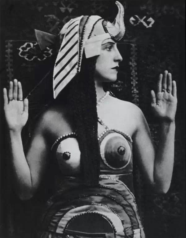 她亲眼看着自己的画作挂进卢浮宫,这位“时尚先锋”不输香奈儿