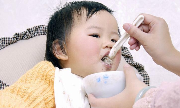 老人别再给宝宝这样喂辅食，若发现这些情况，妈妈要及时沟通