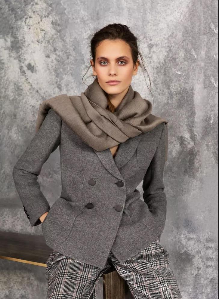 2021年最流行黄灰的穿搭,2023高级色系穿搭