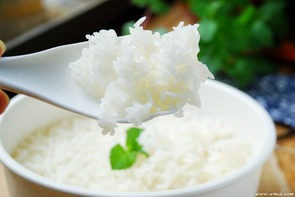 煮米饭如何松软,煮米饭的小技巧粒粒分明