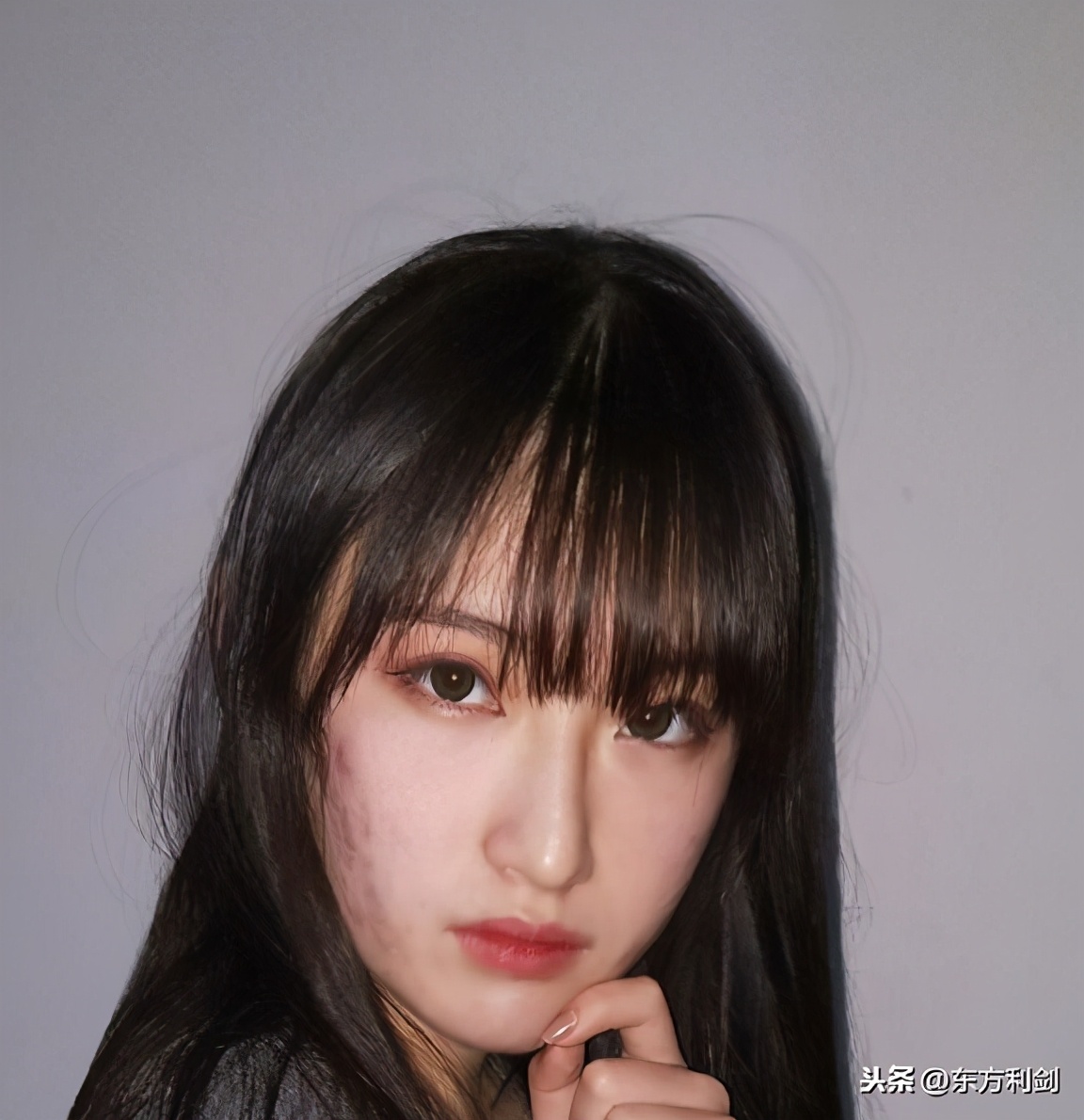 五官漂亮但皮肤很黑,皮肤黑的女生五官漂亮