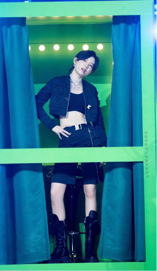 李斯丹妮的机车造型是真的辣,露腰又露腿,身材好果然敢穿