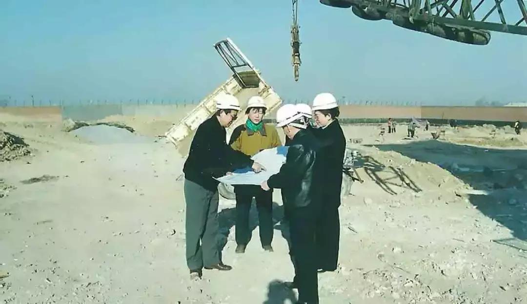 他曾卖汽水,搞快餐,今坐拥数十亿资产,引来20万同行参观