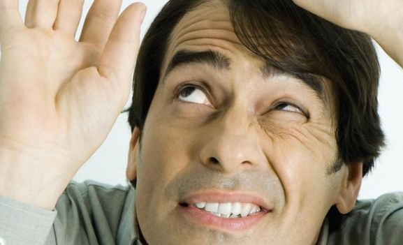 眼睛前面有黑点怎么回事,为什么眼睛前面总觉得有黑点晃动