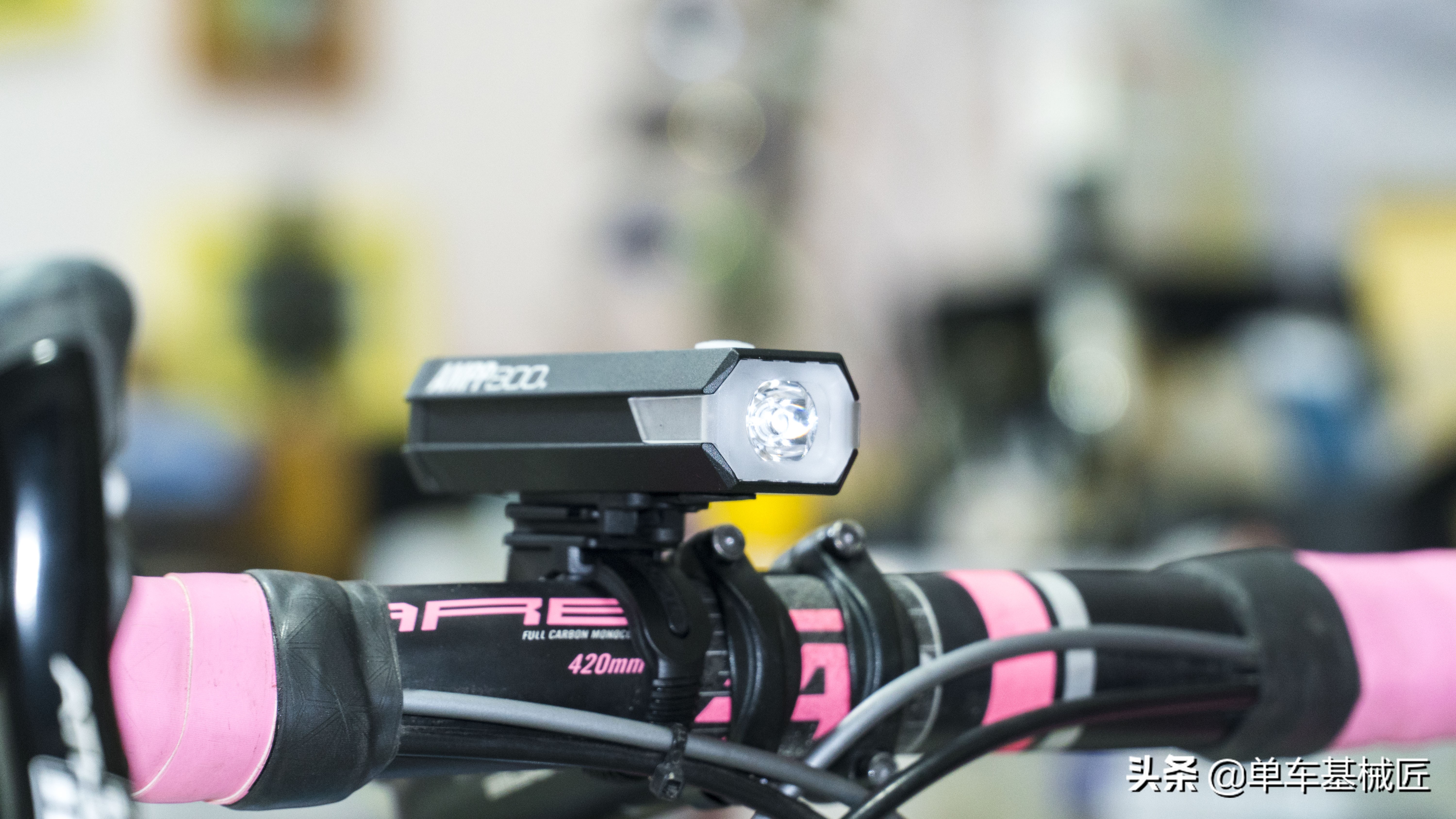 猫眼的信号灯闪红色怎么回事,猫眼上的灯为什么有时会亮