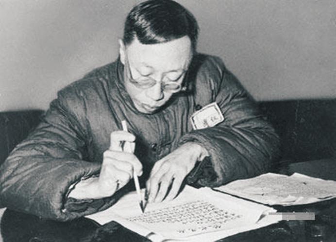 溥仪写《我的前半生》,毛主席看后笑着说:写得不好,像在写检讨