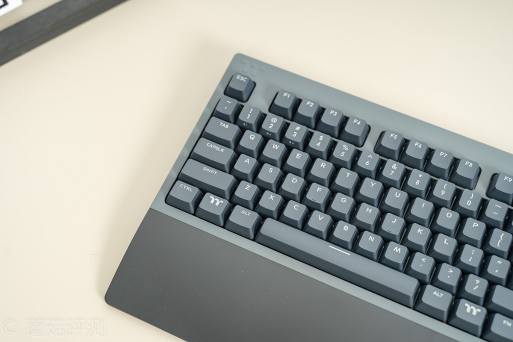做工细腻手感超好,曜越g821多模电竞机械键盘
