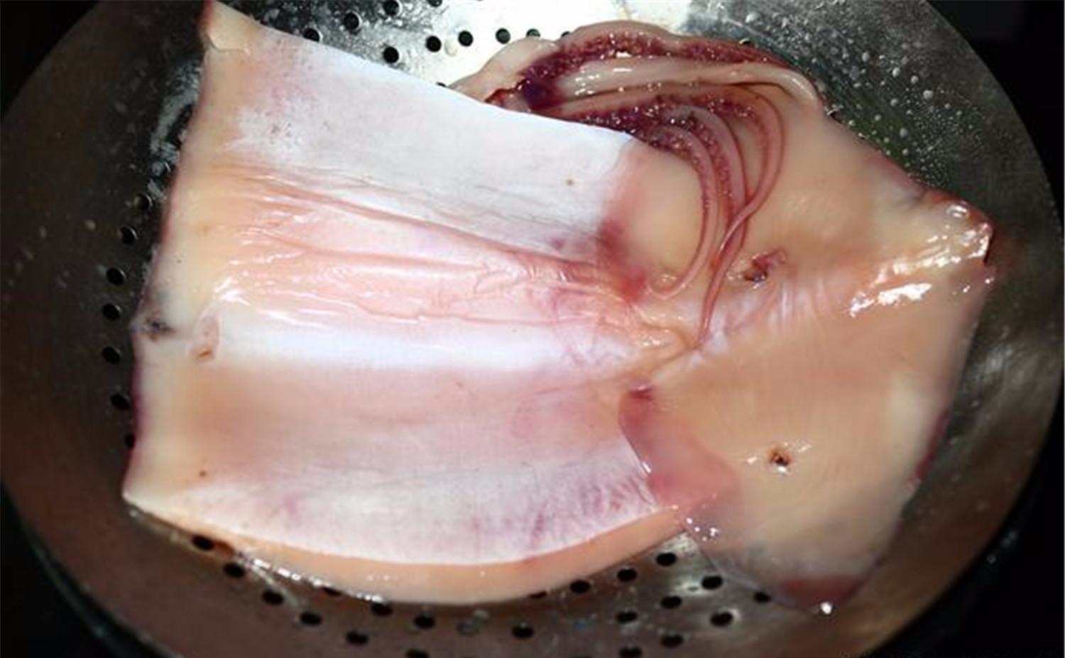 干鱿鱼用什么泡柔软且肉质鲜美,泡发干鱿鱼的正确方法