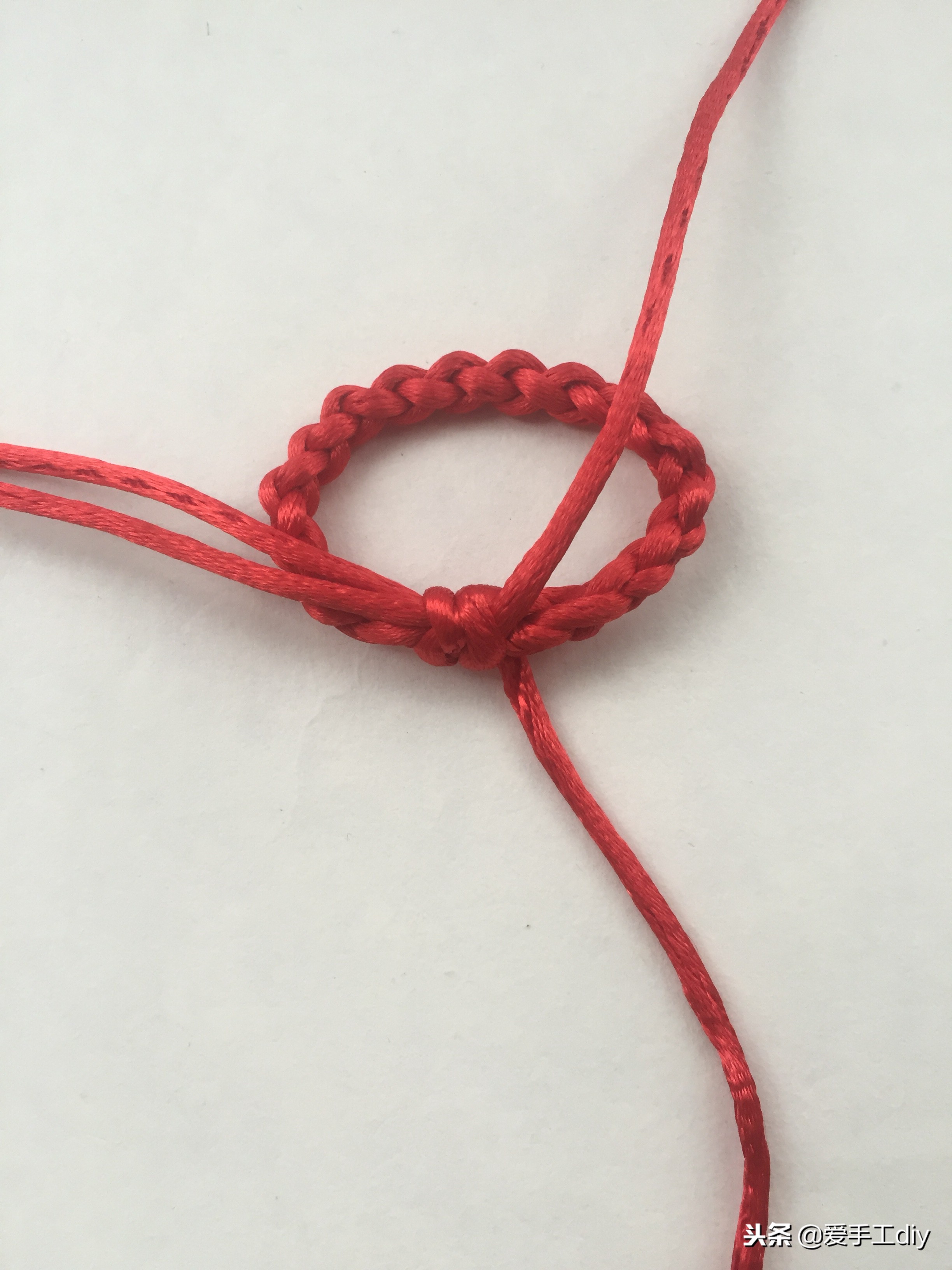 红绳加水晶转运珠戒指的编法,红绳戒指绳中间穿珠子编绳教程
