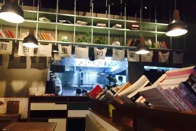 一口下去，满口留香，这便是生煎的魅力！好吃到舔屏！