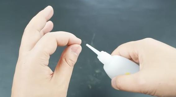 小孩玩502胶意外被粘住,5岁小男孩拿502乱涂