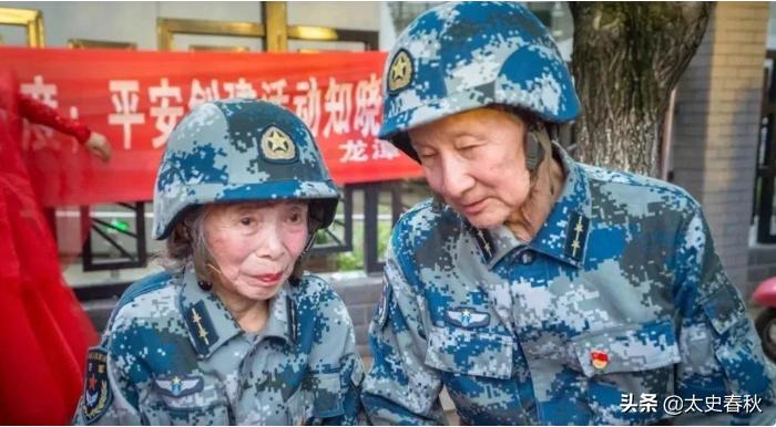 老人穿15元的鞋却捐款1000万,老奶奶捐钱1000万