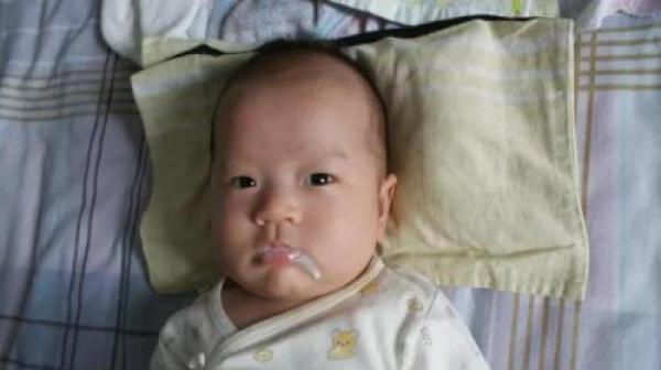 新生儿经常吐奶怎么回事该怎么办,新生儿老是吐奶什么原因怎么改善