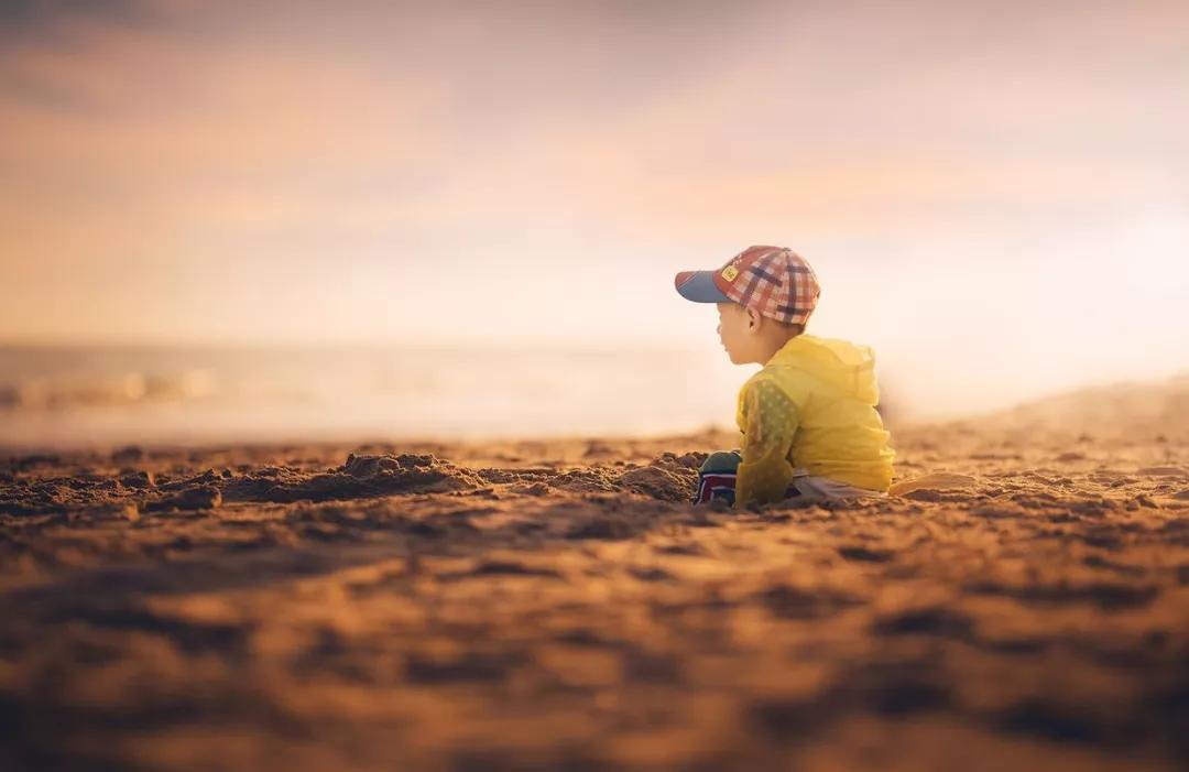 四岁男孩总爱摸妈妈乳房，这3点真相你需要知道