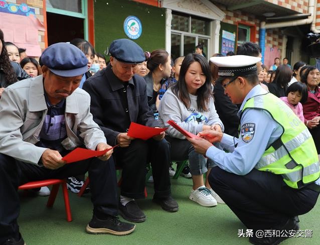 平安交警童行活动,平安上学路交警支队