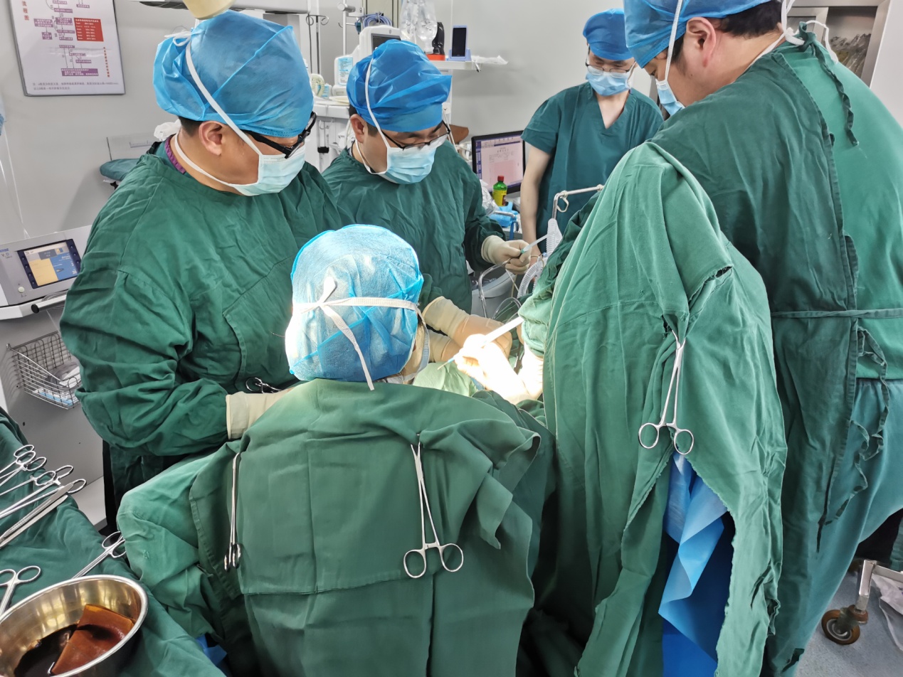 六旬老妇腹中取出30斤肿瘤,六旬老太凌晨被救助