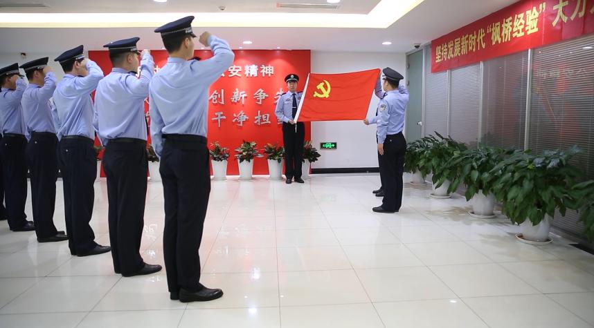 上海铁警全员待命,上海铁警坚守岗位图片