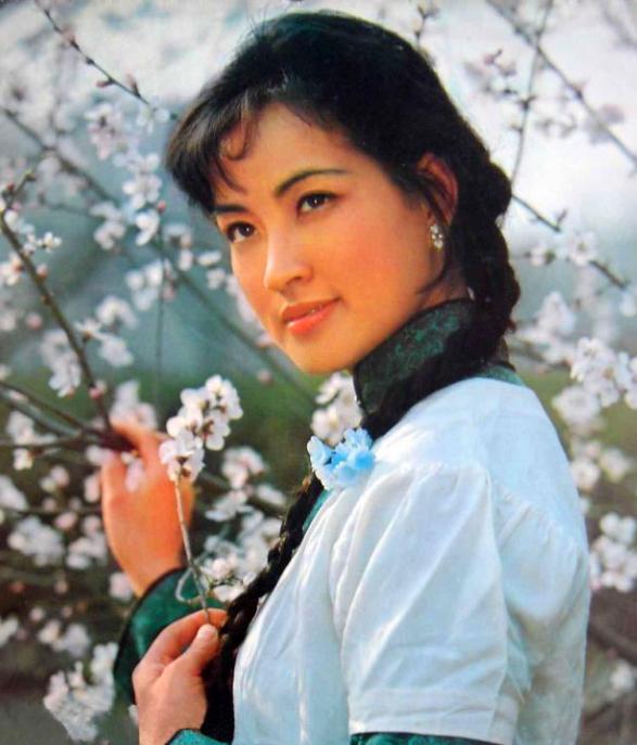 69岁刘晓庆和妹妹罕见同窗照片,刘晓庆的家庭背景