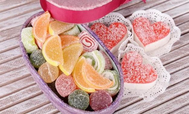 吃糖长痘还是吃脂肪长痘,吃糖脸上长痘跟糖尿病有关系吗