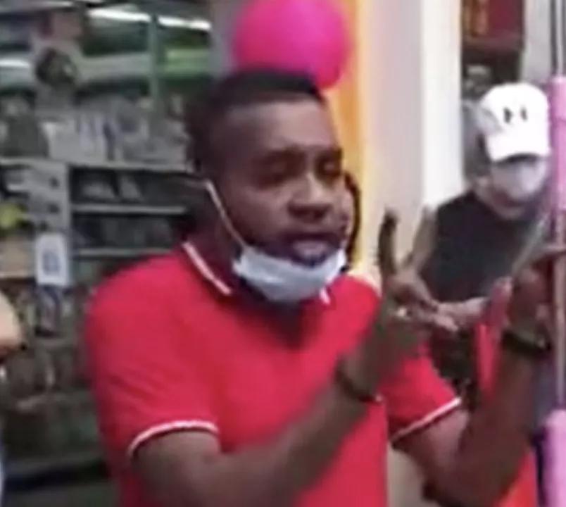 印度小伙街头买水果,印度街头小伙卖饮料