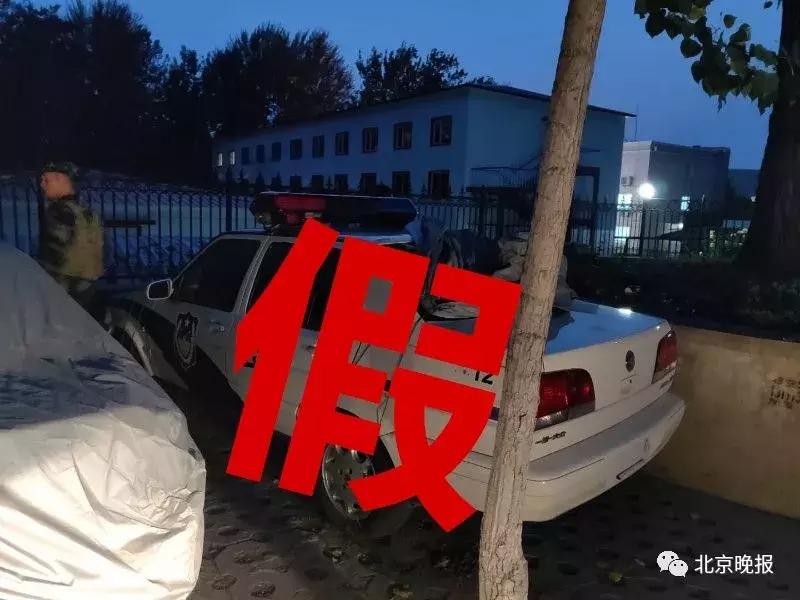 男子户外cos被抓,一男子cosplay警察