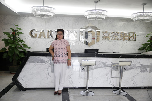 低调的东莞女富豪：卖尼龙裤起家，玩转地产，培养女婿当接班人