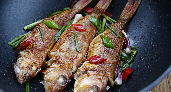 煎鱼如何不溅油的小窍门,煎鱼时掌握这5个技巧热锅凉油