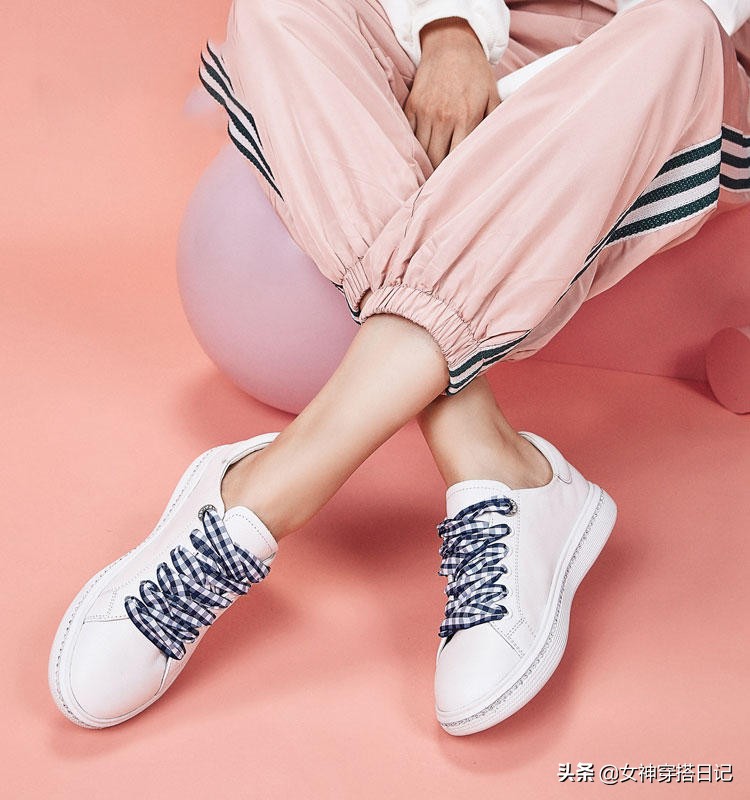 女人脚大穿什么鞋显脚小,女生脚宽脚背高应该怎么挑鞋