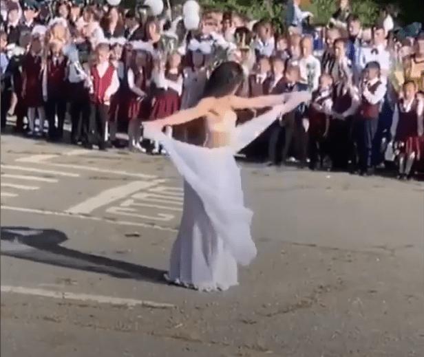 俄罗斯女教师跳芭蕾舞视频,俄女教师表演婴儿瑜伽