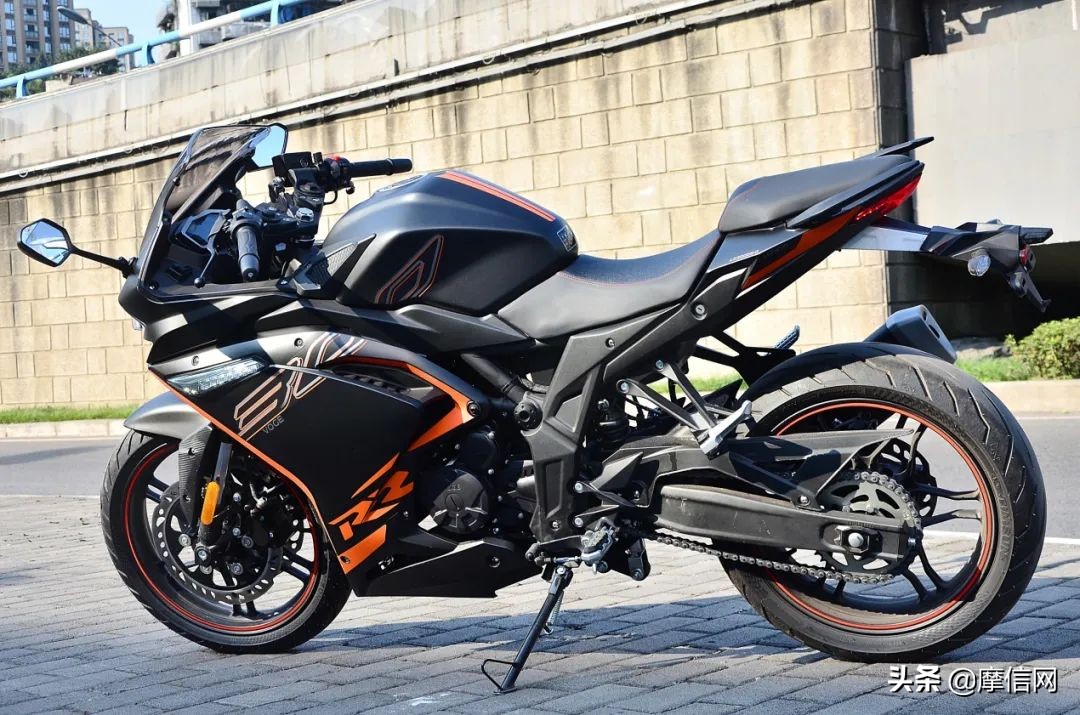 无极300rr和阿普利亚250选哪个好,2万公里的无极300rr值得买吗