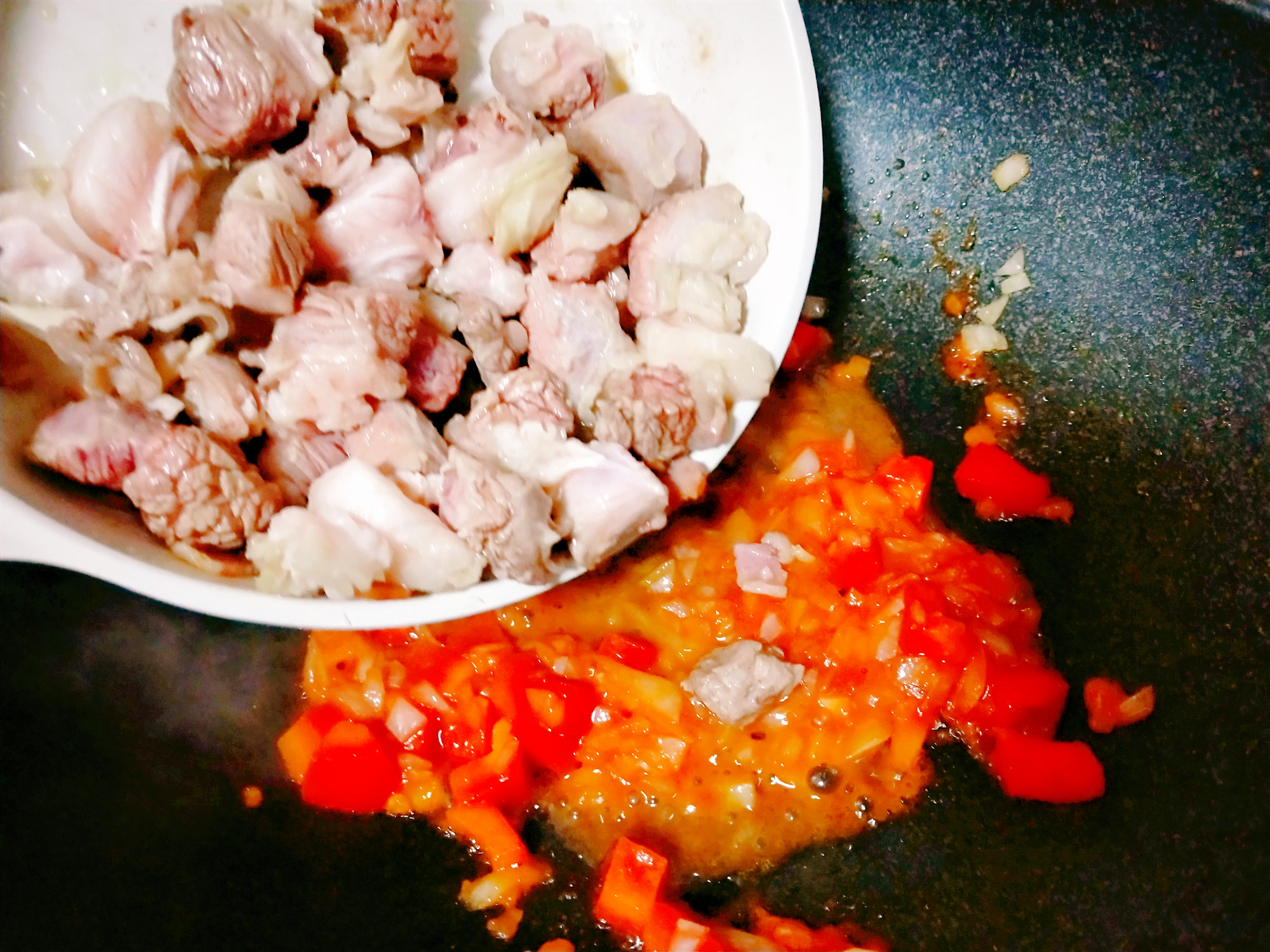 番茄土豆炖牛肉的正宗做法,土豆番茄炖牛肉的家常做法