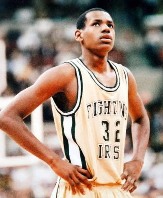 詹姆斯到底穿几号球衣,詹姆斯现在是几号球衣