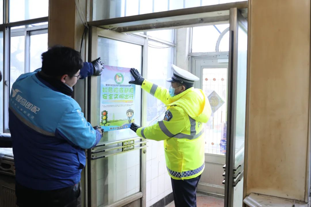 交警四个阵地冬季交通安全宣传,营口市交警抗风雪保道路安全畅通