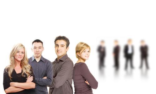 职场遭到同事排挤怎么办,职场老员工排挤新同事