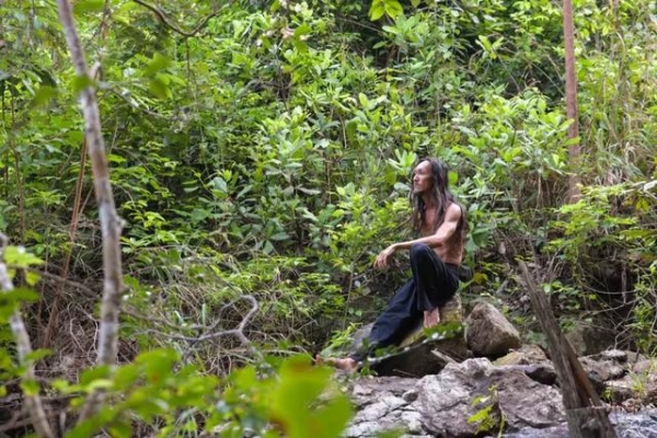 男子投资50万带老婆住山洞,48岁男子卖掉豪宅