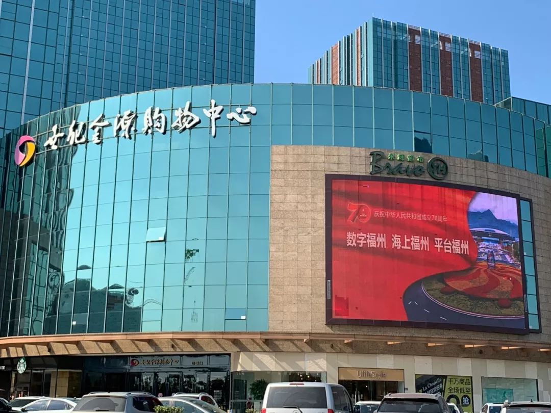 迎国庆街景,迎接国庆换上崭新的国旗