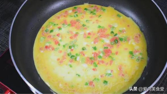 西红柿炒鸡蛋加上它味道更好吃,西红柿别再炒着吃了