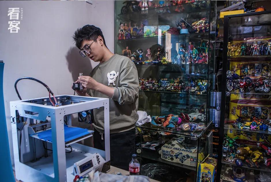 我在静止的东北小卖铺，淘到了属于成年人的玩具总动员